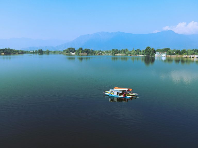 Shikara ride to do in Kashmir