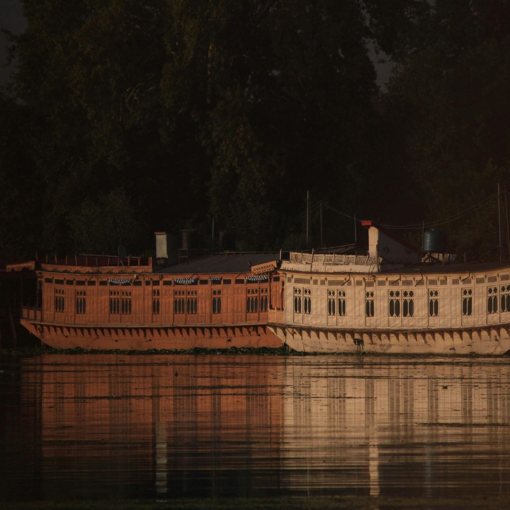 Houseboat booking